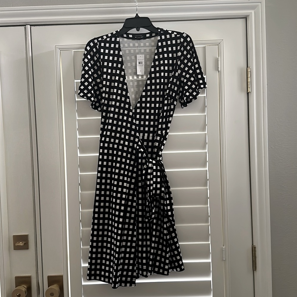 Ann Taylor size 4 Geometric black and white wrap dress